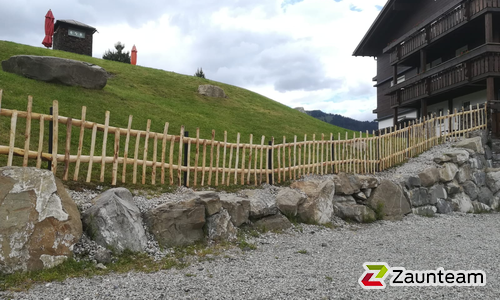 Natur-Staketenzaun aus Kastanie wurde in Blaichach von Zaunteam Allgäu, Bad Hindelang - Unterjoch im Jahr 2020 erstellt.