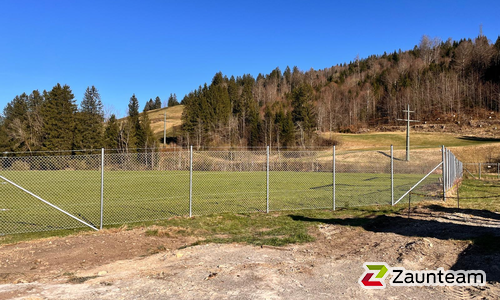 Diagonalgeflecht verzinkt mit Rohrpfosten verzinkt einbetoniert wurde in Weitnau von Zaunteam Allgäu, Bad Hindelang - Unterjoch im Jahr 2025 erstellt.