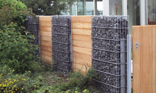 Gabionen mit vierkant Stahlpfosten wurde in Nottwil von Zaunteam Willimann AG, Eich erstellt.