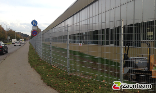 Doppelstabmatten schwer verzinkt mit Pfosten 40x60 verzinkt mit Abdeckleisten einbetoniert wurde in Biberach von Zaunteam Oberschwaben, Obermarchtal im Jahr 2014 erstellt.