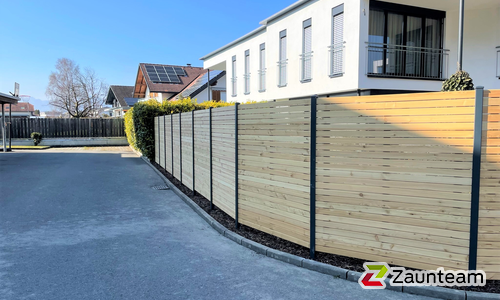 Holz Sichtschutz Rhombus wurde in Altach von Zaunteam Vorarlberg, Dornbirn im Jahr 2022 erstellt.