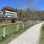 Halbrundlattenzaun mit Knotengitter Torus mit Robinienpfosten wurde in Zollikofen von Zaunteam Spahni, Laupen BE im Jahr 2026 erstellt.