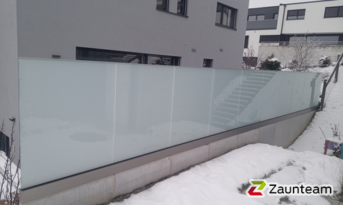 Glas Geländer mit Glashaltern wurde in Bulle  von Swissclôture Léman, Forel (Lavaux) im Jahr 2020 erstellt.