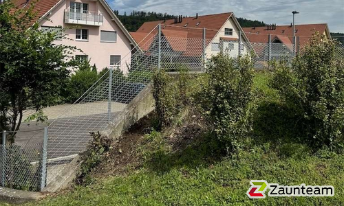 Drahtseilzaun mit T-Stahlpfosten verzinkt in Aussparung wurde in Hittnau von Zaunteam Zürich Oberland, Gutenswil im Jahr 2024 erstellt.