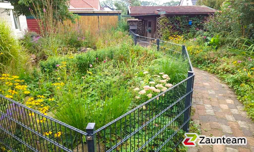 Doppelstabmatten schwer feuerverzinkt und anthrazit beschichtet mit Pfosten Vario einbetoniert wurde in Herzlake von Zaunteam Emsland, Rastdorf im Jahr 2023 erstellt.