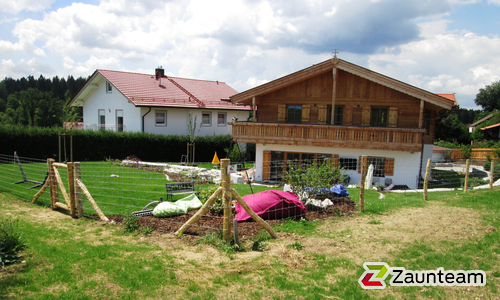 Knotengitter Tornado mit Robinienpfosten rund wurde in Weilheim von Zaunteam Ammersee, Hofstetten im Jahr 2023 erstellt.