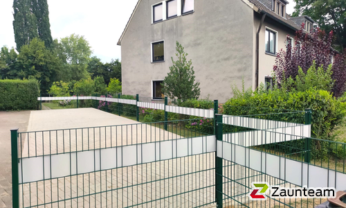 Doppelstabmatten schwer vorverzinkt und grün beschichtet mit Pfosten 60 x 40 mit Abdeckleisten einbetoniert wurde in Mülheim von Zaunteam Essen, Essen im Jahr 2025 erstellt.