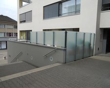 Glas Sichtschutz mit vierkant Edelstahlpfosten einbetoniert (CH) wurde in Jona von Zaunteam Linth GmbH & Zaunteam Toggenburg, Uznach im Jahr 2014 erstellt.