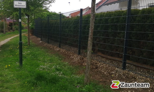 Doppelstabmatten schwer feuerverzinkt und anthrazit beschichtet mit Pfosten 60 x 40 mit Abdeckleisten einbetoniert wurde in Sarstedt von Zaunteam Weser-Leine, Salzhemmendorf im Jahr 2021 erstellt.