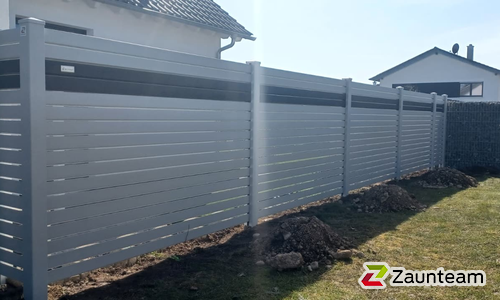 Alu Varioprofil Rhombus 80, Aluminiumpfosten vierkant 85 x 85 mm einbetoniert wurde in Inzigkofen von Zaunteam Obere Donau-Bodensee, Sauldorf-Krumbach im Jahr 2026 erstellt.