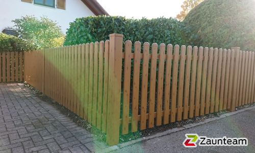 Classic Aluzaun RAL Standardfarbe / Aluminiumpfosten vierkant RAL Standardfarbe einbetoniert wurde in Bad Liebenzell von Zaunteam Pforzheim, Neuhausen im Jahr 2020 erstellt.