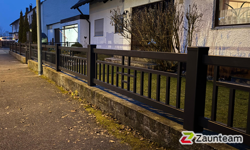 Décor Stab Aluzaun mit Fussplatte wurde in Vöhringen von Zaunteam Ulm, Lonsee im Jahr 2025 erstellt.