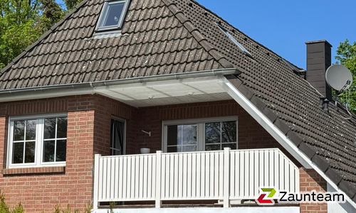 Aluminium Geländer Classic mit Aluminiumpfosten vierkant RAL Standardfarbe Aufsatzmontage wurde in Buchholz von Zaunteam Stade-Geestland, Horneburg im Jahr 2026 erstellt.