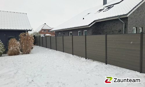 System WPC Sichtschutz, Neo Platinum mit Alupfosten einbetoniert wurde in Emden von Zaunteam Ostfriesland, Südbrookmerland im Jahr 2026 erstellt.