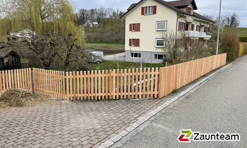 Lärchenzaun gerade mit Lärchenvierkantpfosten wurde in Bisikon von Zaunteam Zürich Oberland, Gutenswil im Jahr 2021 erstellt.