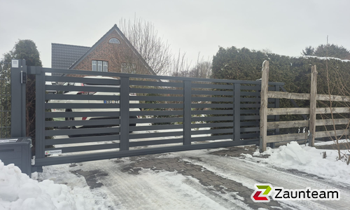 Schiebetor Aluminium wurde in Rastede von Zaunteam Friesische-Wehde, Zetel im Jahr 2026 erstellt.