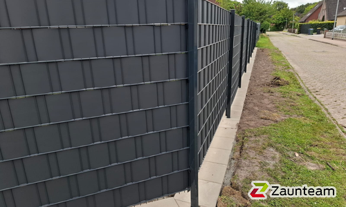 Doppelstabmatten schwer feuerverzinkt und anthrazit beschichtet mit Pfosten 60 x 40 mit Abdeckleisten einbetoniert wurde in Südbrookmerland von Zaunteam Ostfriesland, Südbrookmerland im Jahr 2026 erstellt.