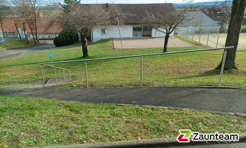 Edelstahl Handlauf geneigt einbetoniert wurde in Lottstetten von Zaunteam Granacher, Lauchringen im Jahr 2025 erstellt.