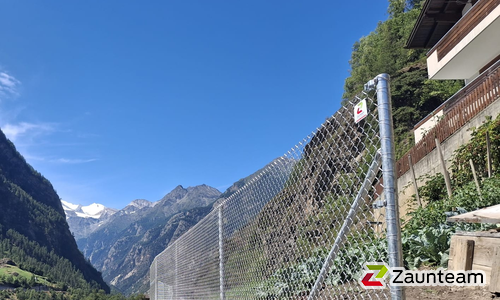 Diagonalgeflecht verzinkt mit Rohrpfosten verzinkt in Aussparung (CH) wurde in Stalden von Zaunteam Wallis, Niedergesteln im Jahr 2026 erstellt.