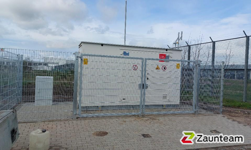 Doppelstabmatten leicht verzinkt mit Pfosten 40x60 verzinkt mit Abdeckleisten einbetoniert wurde in Schkeuditz von Zaunteam Leipzig, Leipzig im Jahr 2024 erstellt.
