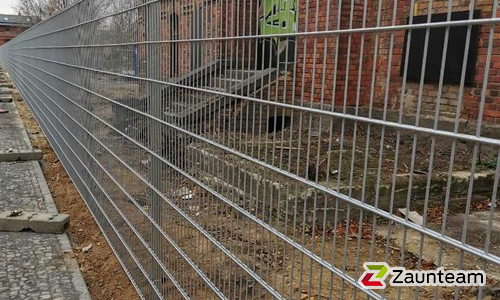 Doppelstabmatten schwer verzinkt mit Pfosten 40x60 verzinkt mit Bügel einbetoniert wurde in Leipzig von Zaunteam Leipzig, Leipzig im Jahr 2021 erstellt.