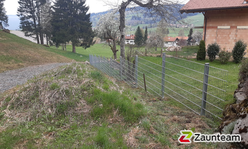 Doppelstabmatten schwer verzinkt mit Pfosten 40x60 verzinkt mit Abdeckleisten einbetoniert wurde in Kranzegg von Zaunteam Allgäu, Bad Hindelang - Unterjoch im Jahr 2020 erstellt.