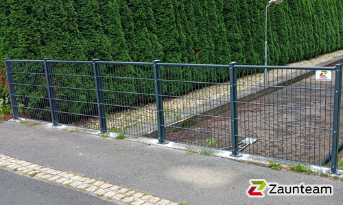 Doppelstabmatten schwer vorverzinkt und anthrazit beschichtet mit Pfosten 40x60 mit Abdeckleistenmit Fussplatte wurde in Hartberg von Zaunteam Oststeiermark, Grafendorf bei Hartberg im Jahr 2023 erstellt.
