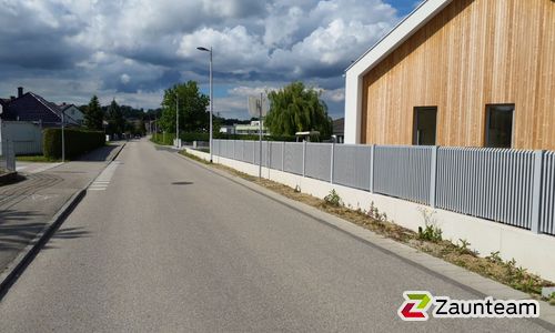 Staketen Aluzaun aufgeschraubt wurde in Wieselburg von Zaunteam Haunschmid, Ardagger im Jahr 2025 erstellt.
