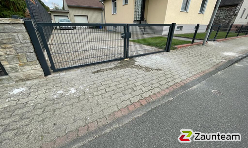 Doppelstabmatten leicht vorverzinkt und anthrazit beschichtet mit Pfosten Vario mit Fussplatte wurde in Grafhorst von Zaunteam Südheide-Altmark, Hankensbüttel im Jahr 2023 erstellt.