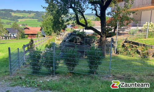 Doppelstabmatten schwer verzinkt mit Pfosten 40x60 verzinkt mit Abdeckleisten einbetoniert wurde in Rettenberg von Zaunteam Allgäu, Bad Hindelang - Unterjoch im Jahr 2023 erstellt.