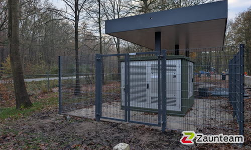 Doppelstabmatten schwer vorverzinkt und anthrazit beschichtet mit Pfosten 60 x 40 mit Abdeckleisten einbetoniert wurde in Varel von Zaunteam Friesische-Wehde, Zetel im Jahr 2025 erstellt.