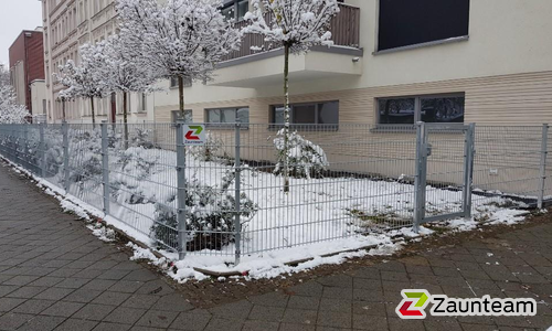 Doppelstabmatte schwer verzinkt mit Pfosten Vario verzinkt einbetoniert wurde in Leipzig von Zaunteam Leipzig, Leipzig im Jahr 2023 erstellt.