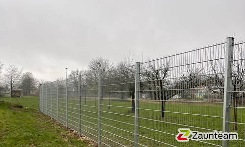 Doppelstabmatten schwer verzinkt mit Pfosten 40x60 verzinkt mit Abdeckleisten einbetoniert wurde in Heiningen von Zaunteam Fenzhöfe Oberwälden, Oberwälden im Jahr 2024 erstellt.