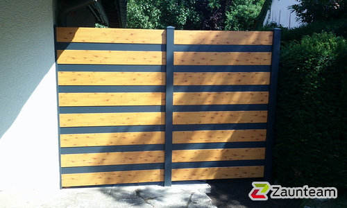 Alu Varioprofil glatt mit Zwischenfüllung breit, Aluminiumpfosten vierkant 65 x 65 mm einbetoniert wurde in Weßling von Zaunteam Ammersee, Hofstetten im Jahr 2026 erstellt.