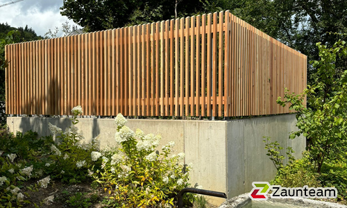 Holz Sichtschutz Lärche Natur Sargans wurde in Horgen von Zaunteam Zürich, Dietikon im Jahr 2024 erstellt.