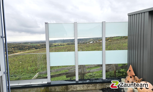 Glas Sichtschutz mit vierkant Aluminium-Nutpfosten mit Fussplatte wurde in Forst von Zaunteam Main-Rhön, Euerdorf im Jahr 2025 erstellt.