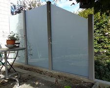 Glas Sichtschutz mit vierkant Edelstahlpfosten einbetoniert (CH) wurde in Kräiligen von Zaunteam Mittelland GmbH, Bützberg im Jahr 2017 erstellt.
