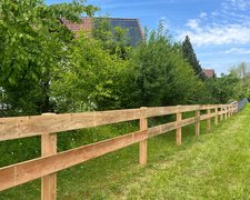 Bohlenzaun Lärche natur wurde in Appenzell von Zaunteam Appenzellerland, Wasserauen im Jahr 2025 erstellt.