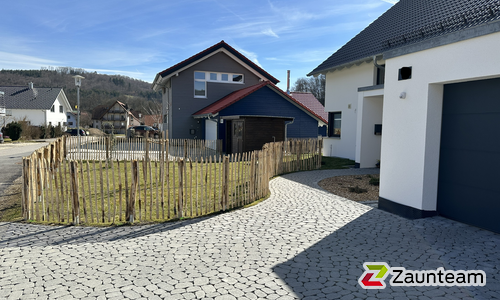 Natur-Staketenzaun aus Kastanie wurde in Zwiefalten von Zaunteam Oberschwaben, Obermarchtal im Jahr 2023 erstellt.