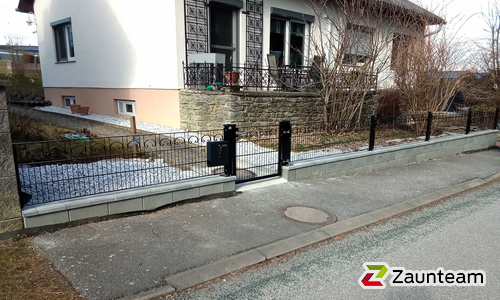 Decorzaun Milano mit Decorzaun Pfosten mit Fussplatte wurde in Kirchfidisch von Zaunteam Oststeiermark, Grafendorf bei Hartberg im Jahr 2025 erstellt.