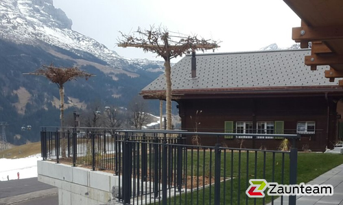 Staketengeländer mit Handlauf wurde in Grindelwald von Zaunteam Berner Oberland, Ringgenberg im Jahr 2016 erstellt.