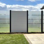 Glas Sichtschutz mit vierkant Aluminium-Nutpfosten einbetoniert wurde in Voerde von Zaunteam Hohe Mark, Hamminkeln im Jahr 2025 erstellt.