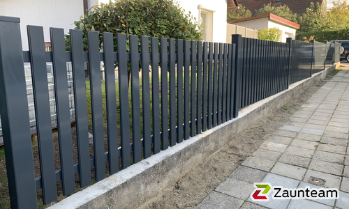 Classic Aluzaun RAL Standardfarbe / Aluminiumpfosten vierkant RAL Standardfarbe einbetoniert wurde in Prenzlau  von Zaunteam Pasewalk, Pasewalk im Jahr 2024 erstellt.