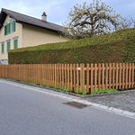 Staketen Holz vor die Pfosten / Lärchenkantpfosten braun eingerammt wurde in Buchs von Zaunteam Werdenberg, Werdenberg im Jahr 2026 erstellt.
