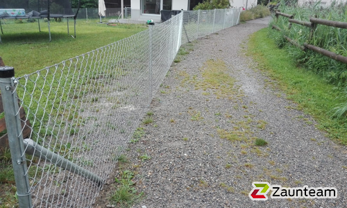 Diagonalgeflecht verzinkt mit Rohrpfosten verzinkt einbetoniert wurde in Bad Wurzach von Zaunteam Oberschwaben, Obermarchtal im Jahr 2024 erstellt.