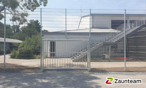 Ballfang Doppelstab mit Pfosten verzinkt und Abdeckleisten wurde in Karlsdorf-Neuthard von Zaunteam Schwetzingen-Bruchsal, Oberhausen  im Jahr 2023 erstellt.