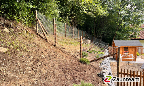 Diagonalgeflecht grün mit Tannenpfosten zylindrisch grün wurde in Oberstaufen von Zaunteam Allgäu, Bad Hindelang - Unterjoch im Jahr 2024 erstellt.