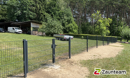Doppelstabmatten leicht feuerverzinkt und anthrazit beschichtet mit Pfosten 60 x 40 mit Bügel einbetoniert wurde in Pinkafeld von Zaunteam Oststeiermark, Grafendorf bei Hartberg im Jahr 2025 erstellt.
