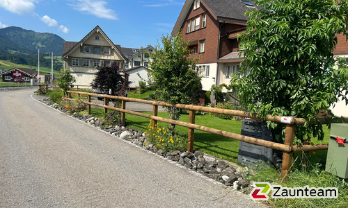 Halbrundlattenzaun mit Lärchenkantpfosten braun wurde in Gonten von Zaunteam Appenzellerland, Wasserauen im Jahr 2024 erstellt.
