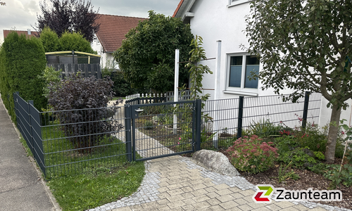 Doppelstabmatten schwer vorverzinkt und anthrazit beschichtet mit Pfosten 60 x 40 mit Abdeckleisten einbetoniert wurde in Uttenweiler von Zaunteam Oberschwaben, Obermarchtal im Jahr 2024 erstellt.